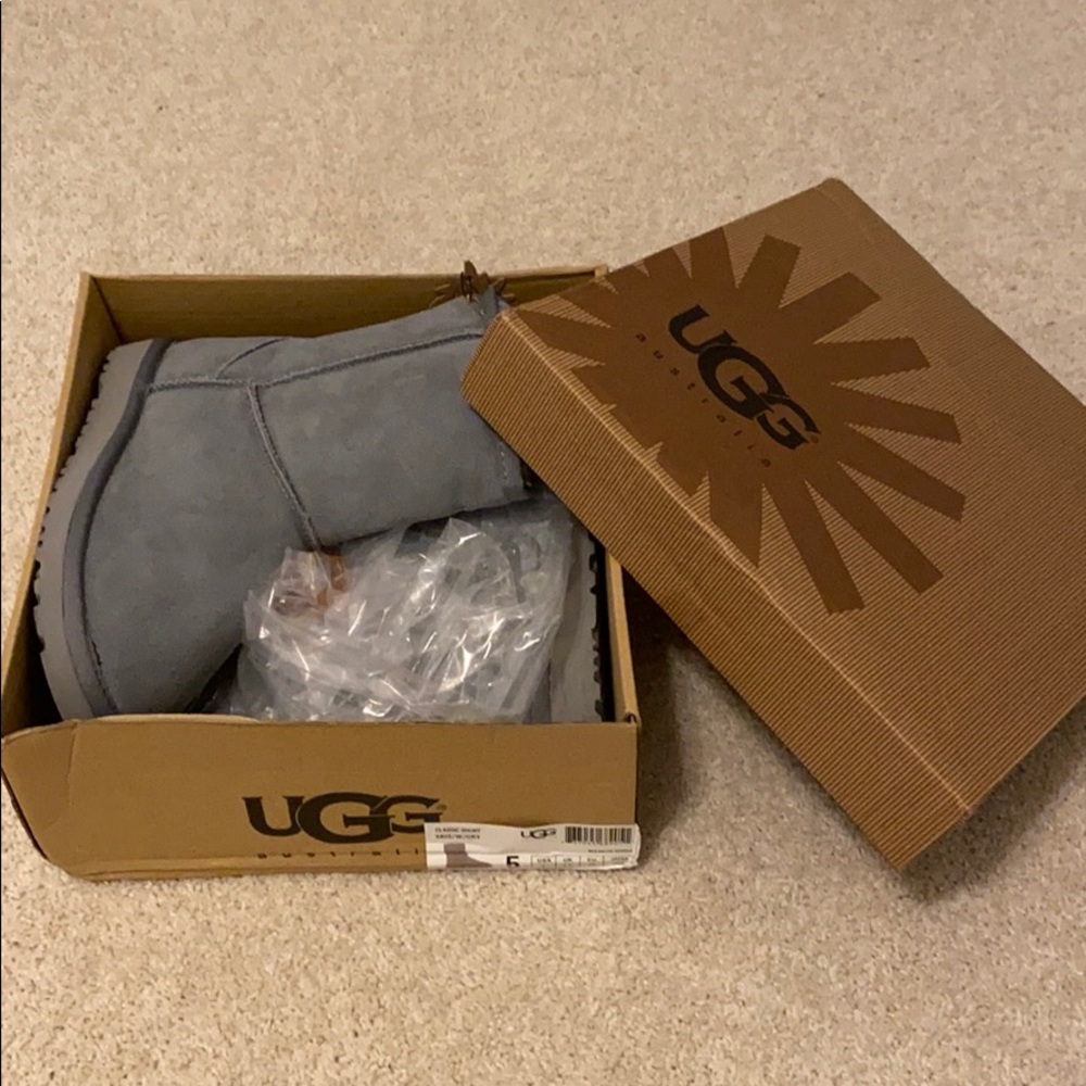 BRAND NEW! Ugg boots, comes with extra insoles!